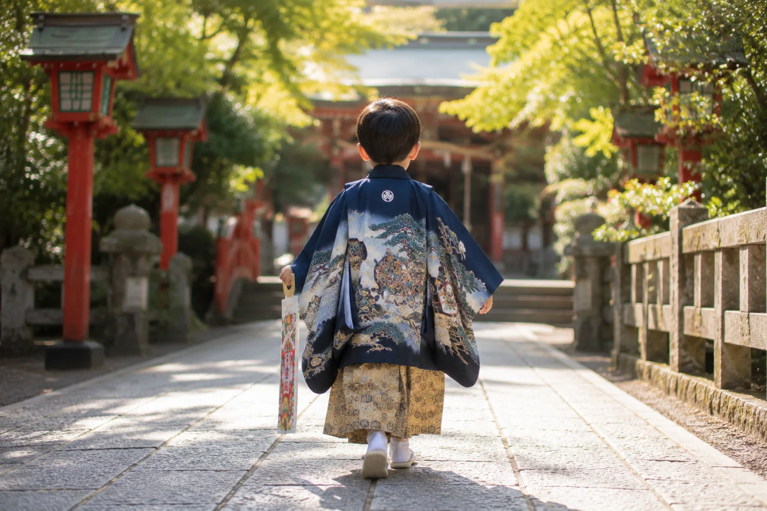 七五三の男の子が神社へ向かう参考イメージ