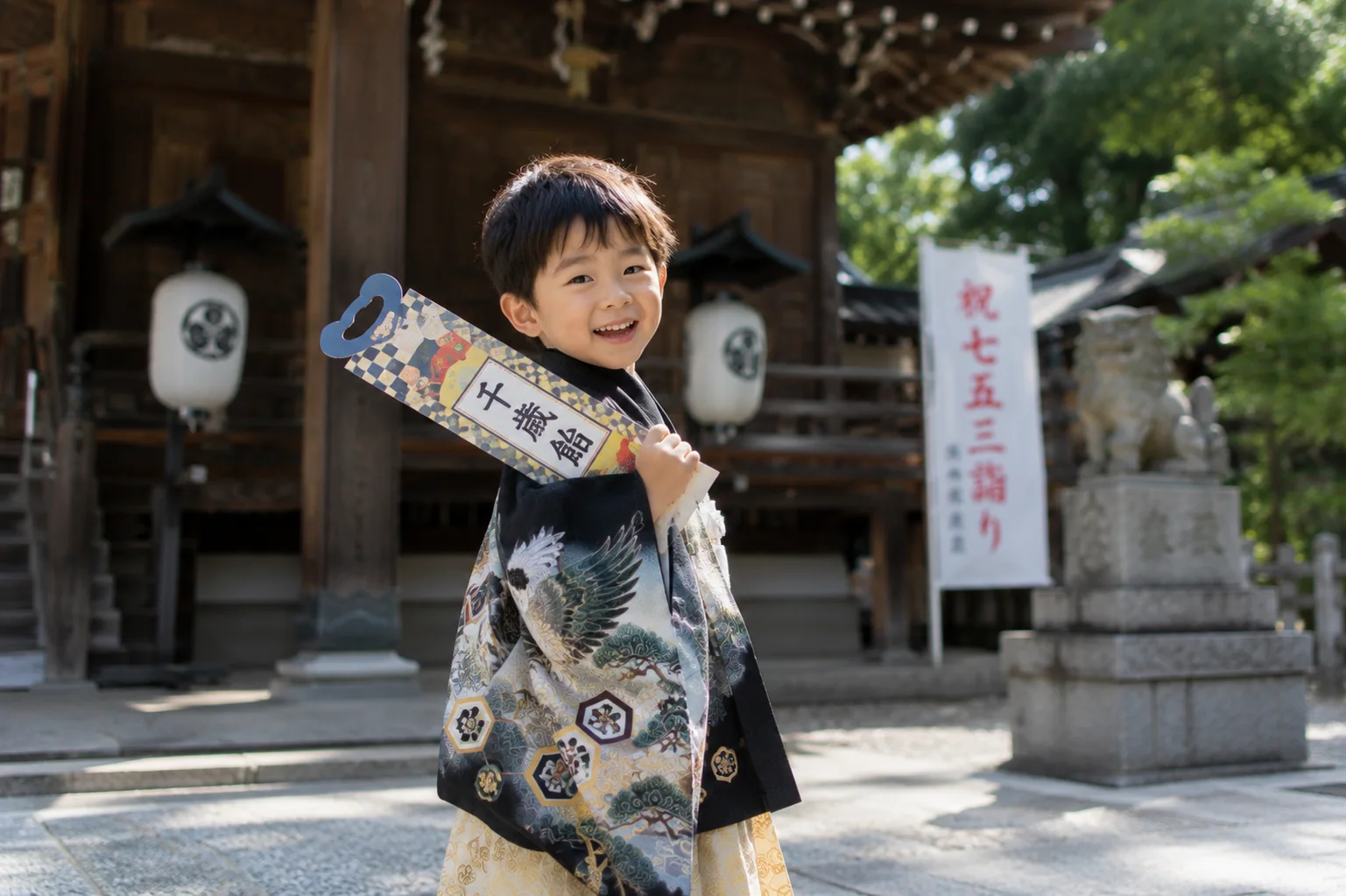 七五三を迎えた男の子が千歳飴を手にする参考イメージ
