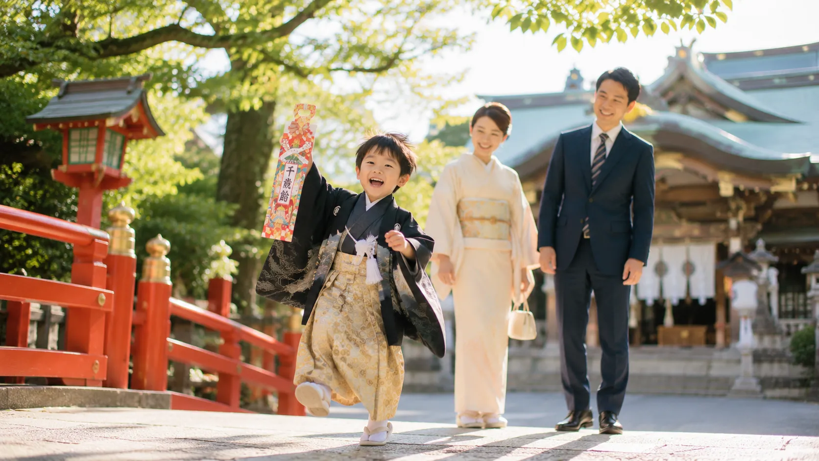 神社の参道を歩く七五三家族の参考イメージ