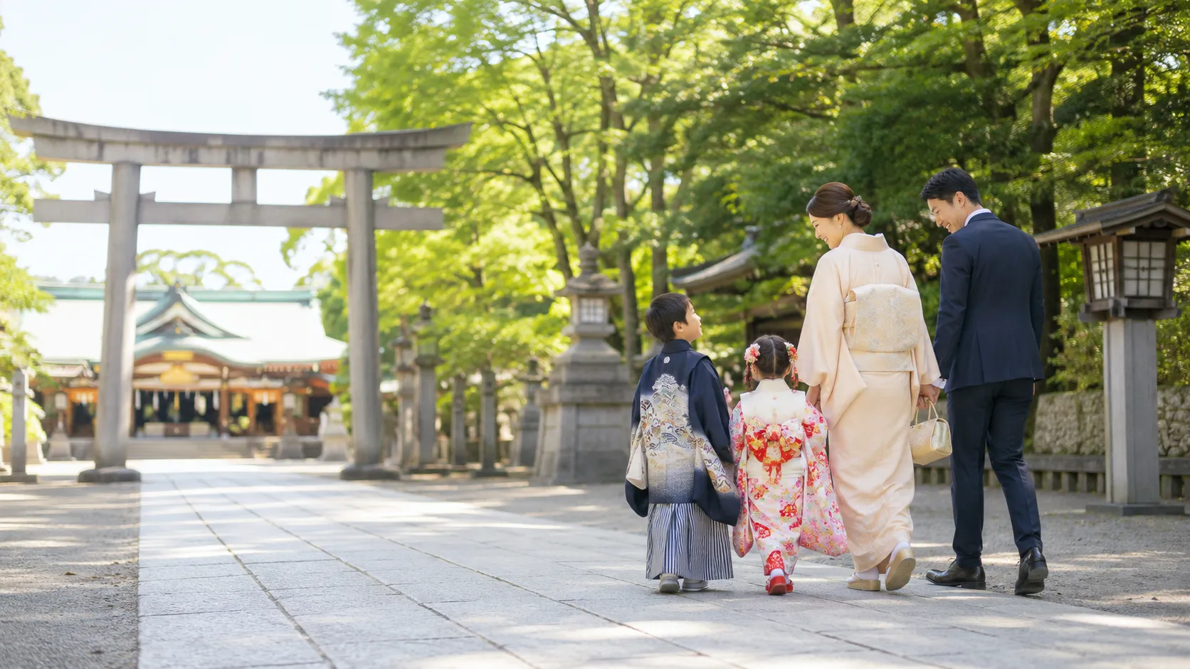 家族で神社へ向かう七五三参拝の参考イメージ
