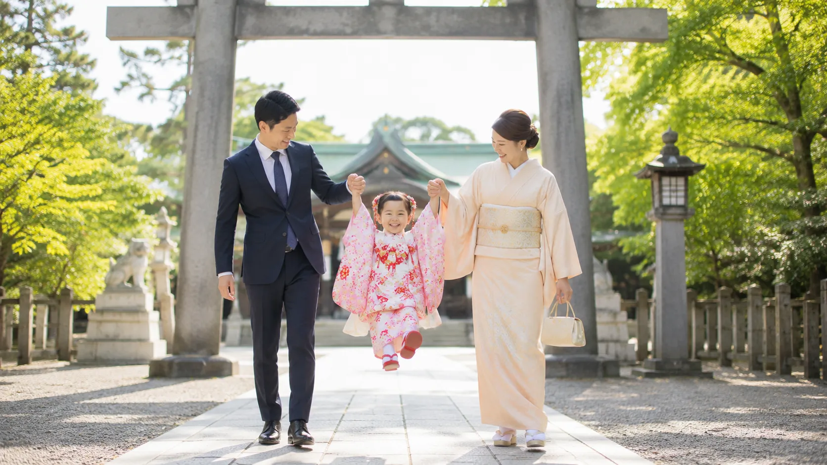 鳥居の前で七五三を祝う家族の参考イメージ