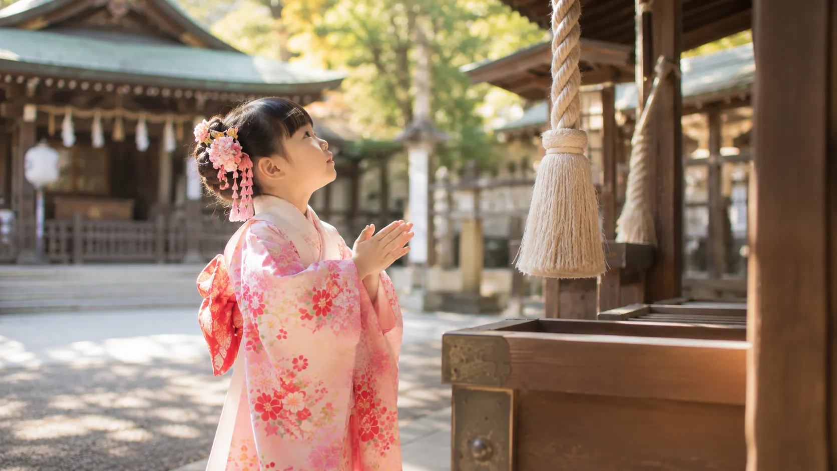 神社で手を合わせる家族の参考イメージ