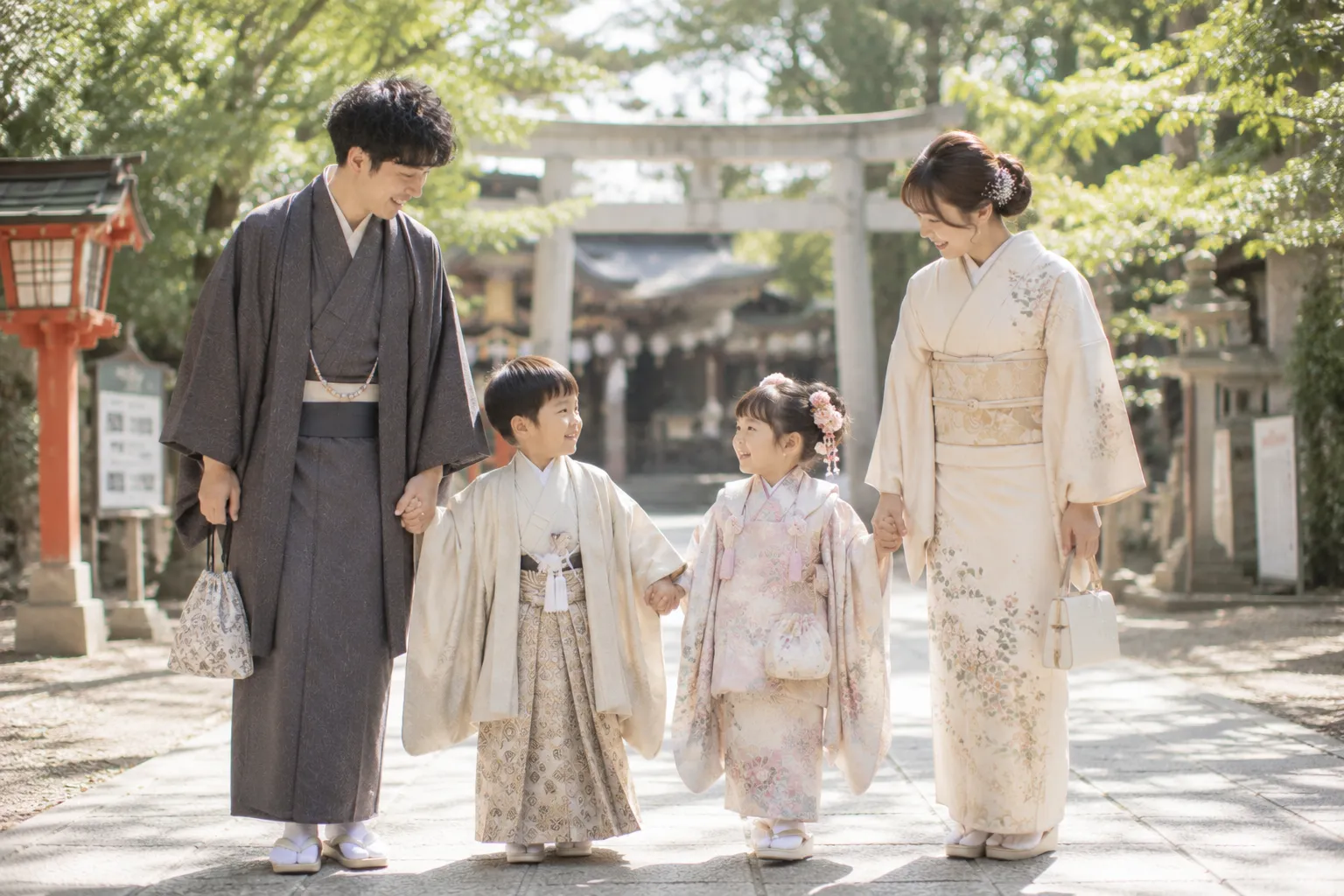 神社へ向かう七五三のきょうだいと家族の参考イメージ