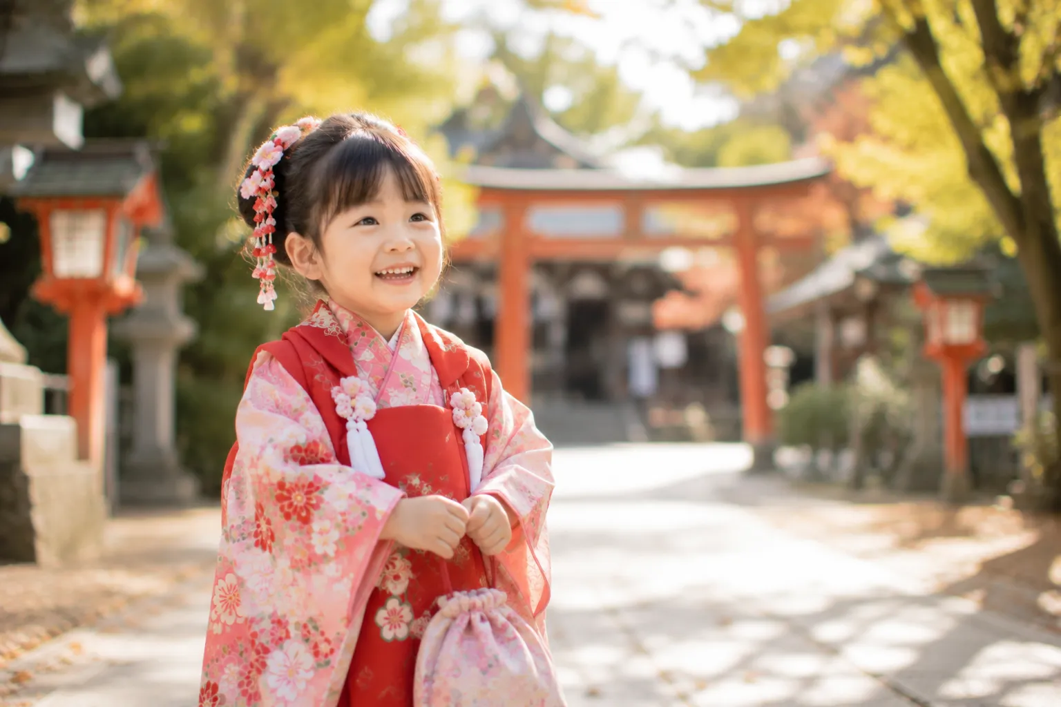 神社の参道で微笑む七五三の女の子の参考イメージ