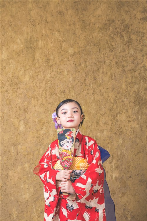 きいろ背景の七五三写真