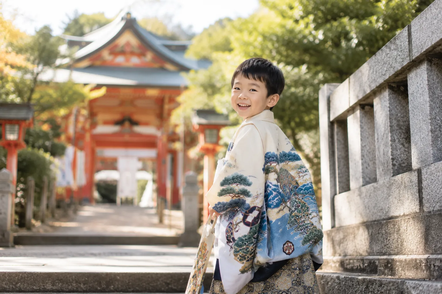 神社で振り返る七五三の男の子の参考イメージ