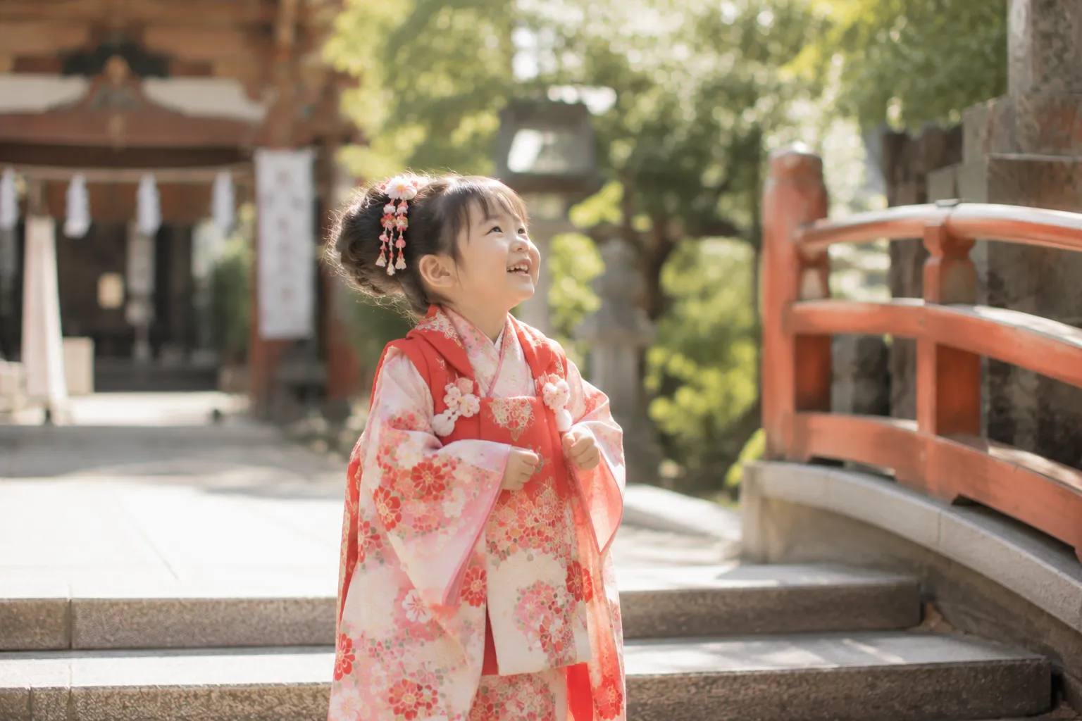 神社の橋のそばで笑う七五三の女の子の参考イメージ