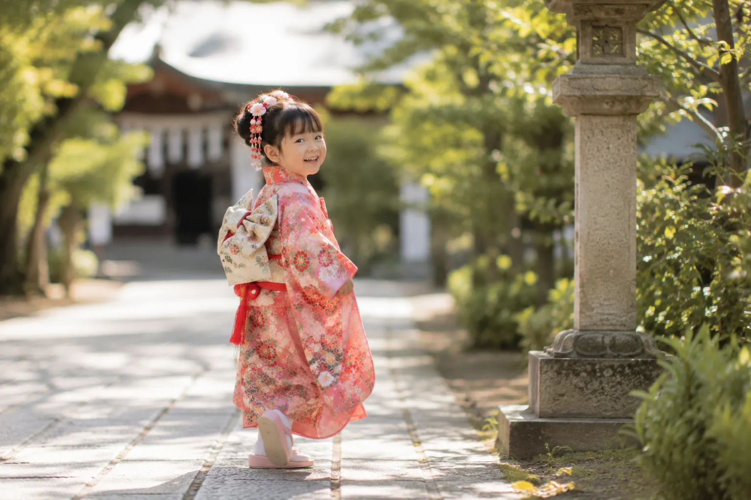 神社の参道を歩く七五三の女の子の参考イメージ