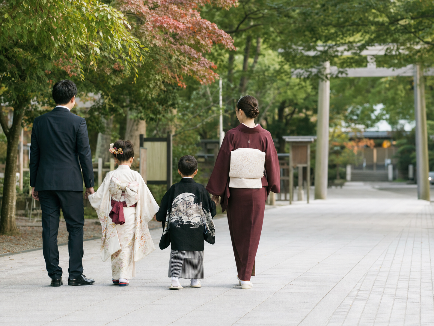きょうだいで七五三参拝へ向かう家族のイメージ