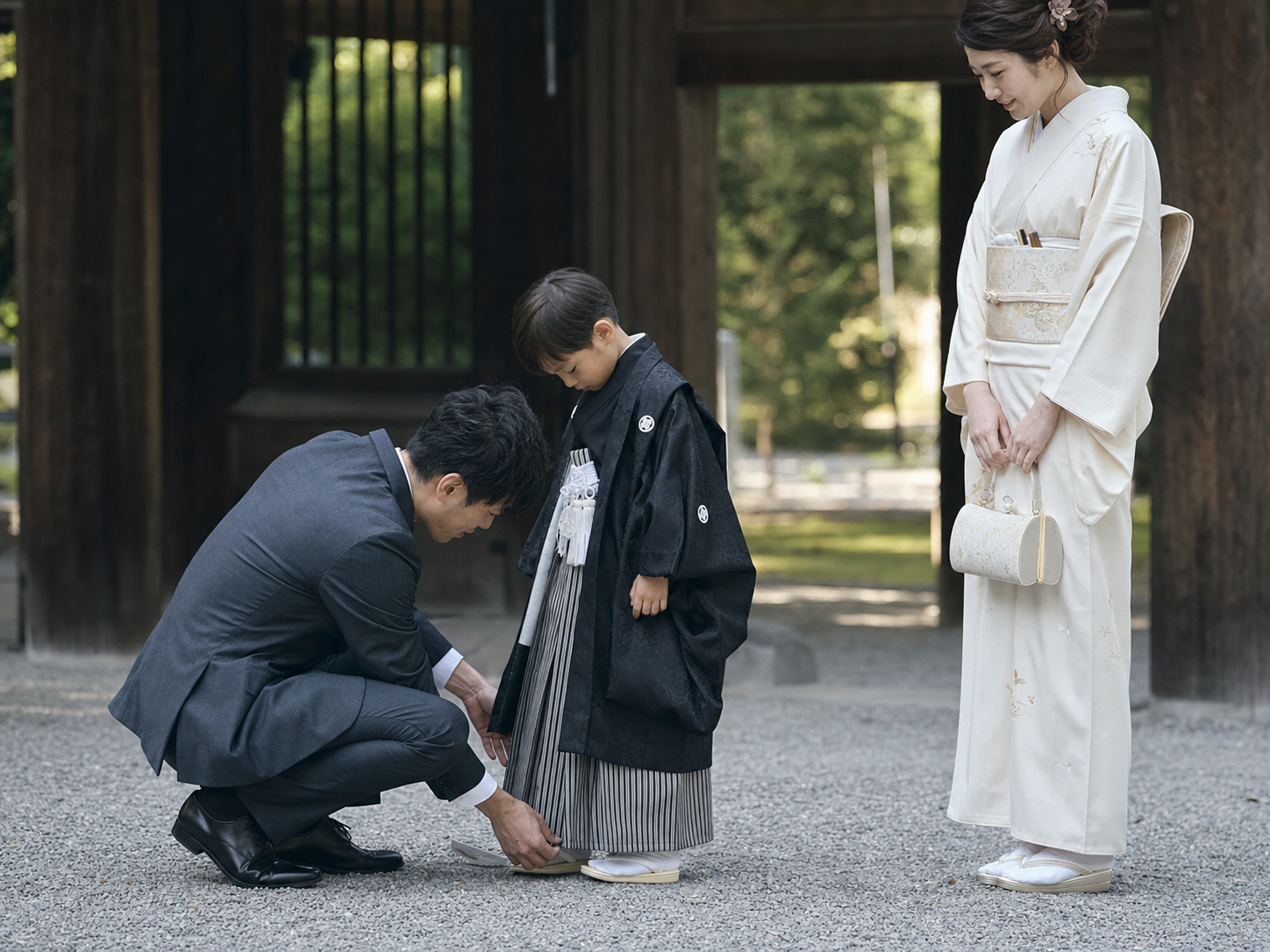 七五三参拝前に草履を整える家族のイメージ